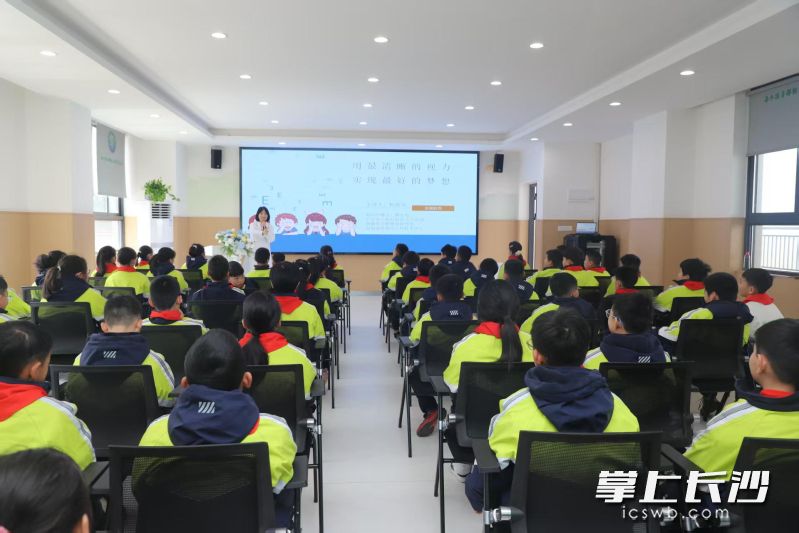 芙蓉区加强与社区、医疗机构合作，共享资源、协同育人，搭建“家-校-社-医”协同护眼实践平台。