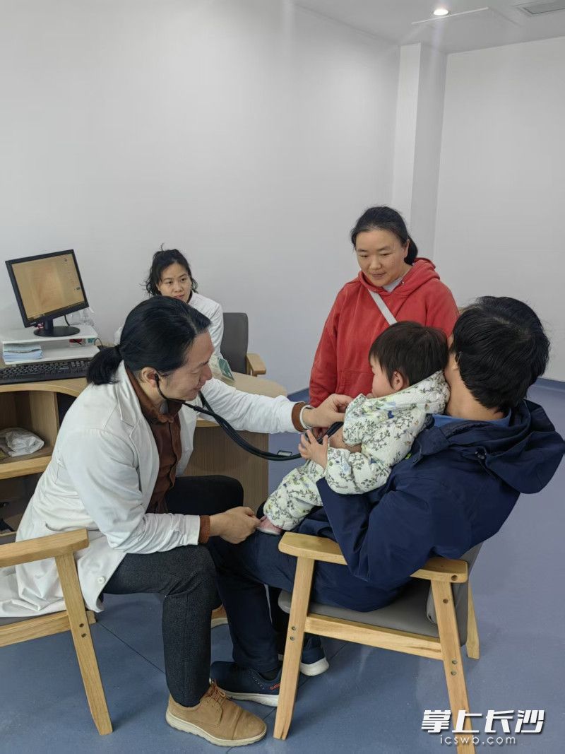 义诊现场的儿保科诊室里，林波教授带领的专业团队为预约到场的家庭提供一对一心理咨询与孤独症复筛服务。