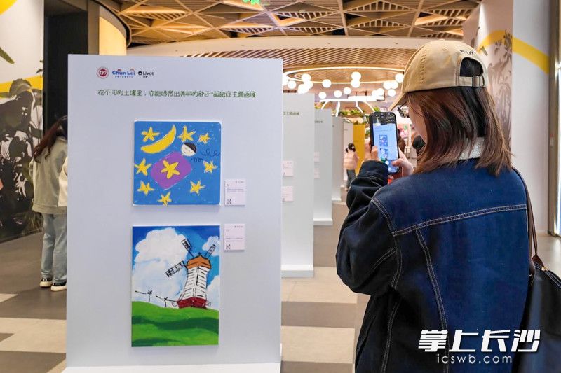 “不孤独银行”慈善商店呼吁社会各界共同关注孤独症群体。