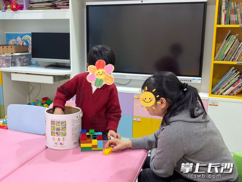 在湖南省儿童医院，晨晨和妈妈正在玩积木游戏。 长沙晚报实习生 周洁 摄