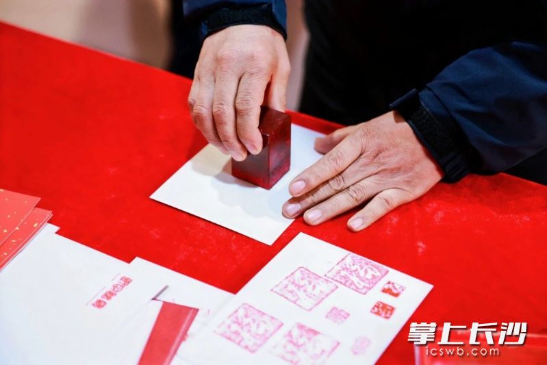 用清明主题印章拓一幅金石拓片,传统之美直接握在掌心。 用清明主题印章拓一幅金石拓片,传统之美直接握在掌心。