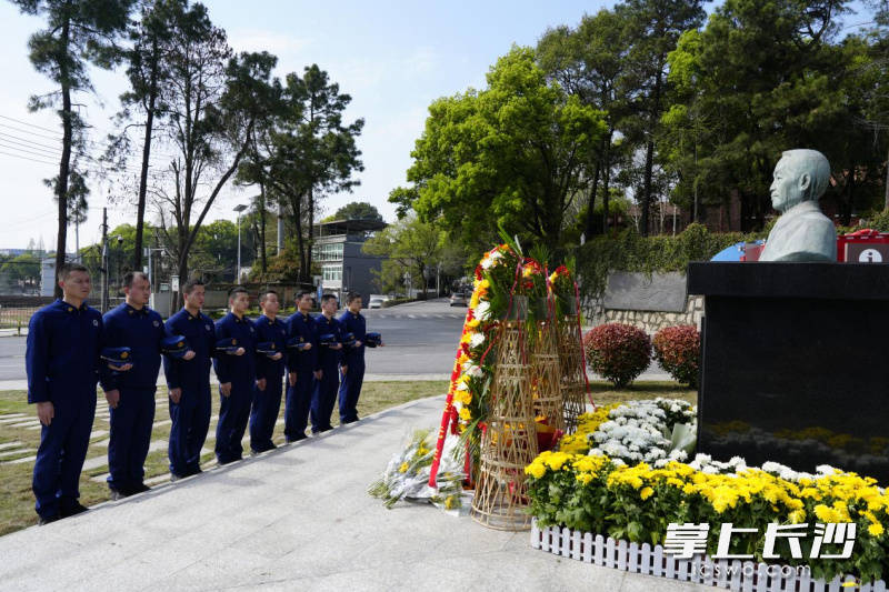 消防员致敬袁隆平院士。 长沙晚报通讯员 刘鑫 摄
