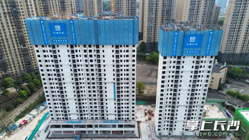 桃景苑安置房项目首栋主体结构正式封顶。 通讯员供图