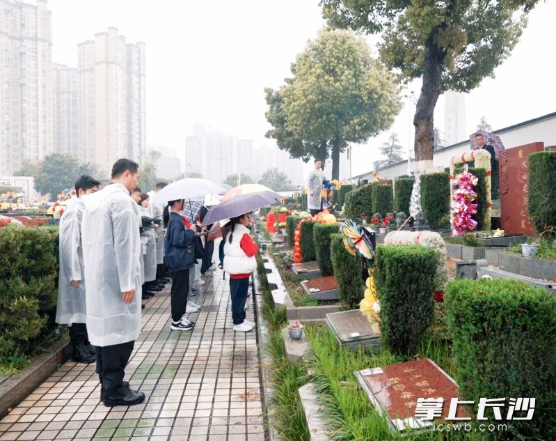 长沙市公安局巡特警支队代表与育英学校代表共同缅怀张杰明烈士。 长沙晚报全媒体记者 张洋子 摄 长沙市公安局巡特警支队代表与育英学校代表共同缅怀张杰明烈士。 长沙晚报全媒体记者 张洋子 摄