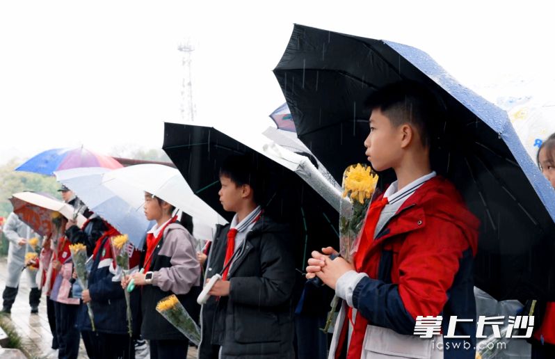 通过祭奠英烈活动,学生对公安英烈的感人事迹有了更深的了解。 通过祭奠英烈活动,学生对公安英烈的感人事迹有了更深的了解。