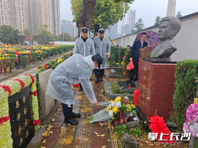 每年清明节前夕,巡特警支队都会组织民辅警和共建单位开展祭奠活动,让英烈精神代代相传。 长沙晚报通讯员 谭怡里 摄 每年清明节前夕,巡特警支队都会组织民辅警和共建单位开展祭奠活动,让英烈精神代代相传。 长沙晚报通讯员 谭怡里 摄