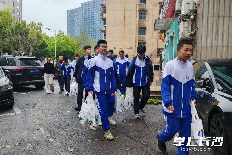 周南中学高一学生带着提前准备的暖心礼物，去看望“星星的孩子”。 均为长沙晚报通讯员李志刚供图