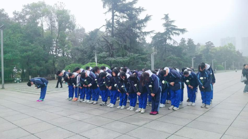 同学们手持素菊，躬身敬献、默哀致敬。均为长沙晚报通讯员 项在欣 供图