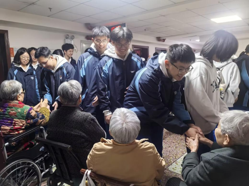 在长沙市第一社会福利院，同学们亲切问候老人。