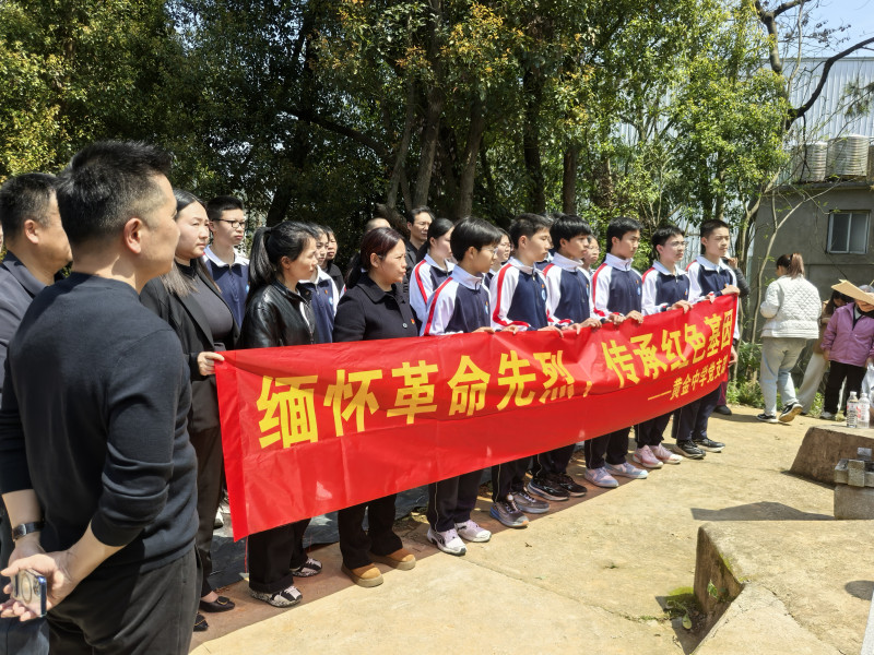 金山桥街道举行缅怀龚杰烈士清明祭扫活动。均为长沙晚报通讯员 龚耀武 供图 金山桥街道举行缅怀龚杰烈士清明祭扫活动。均为长沙晚报通讯员 龚耀武 供图