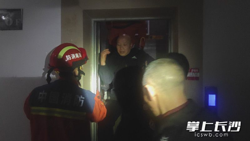 消防员正在营救被困人员。 长沙晚报通讯员 王磊 摄