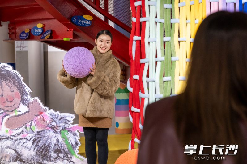 观展者在现场拍照打卡。