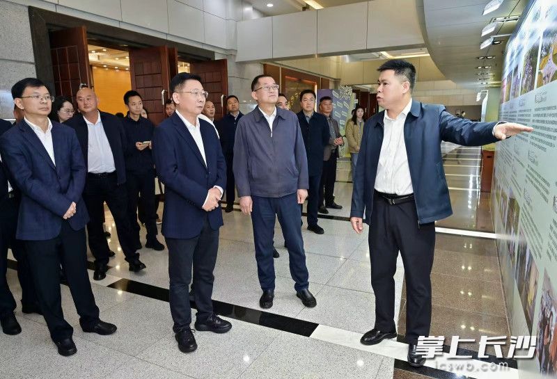 4月2日,长沙“城乡对接·村社互进”系列活动成果推介会暨乡村运营项目签约活动举行,市委副书记、市长陈博彰参观成果展示并与乡村CEO代表等交流。 4月2日,长沙“城乡对接·村社互进”系列活动成果推介会暨乡村运营项目签约活动举行,市委副书记、市长陈博彰参观成果展示并与乡村CEO代表等交流。