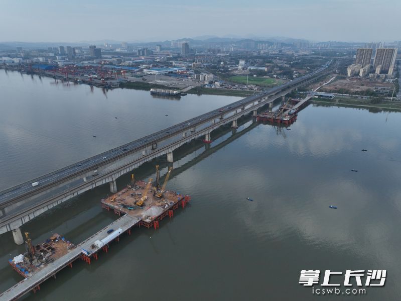 长赣高铁长沙湘江铁路特大桥建设正加速推进。 通讯员供图