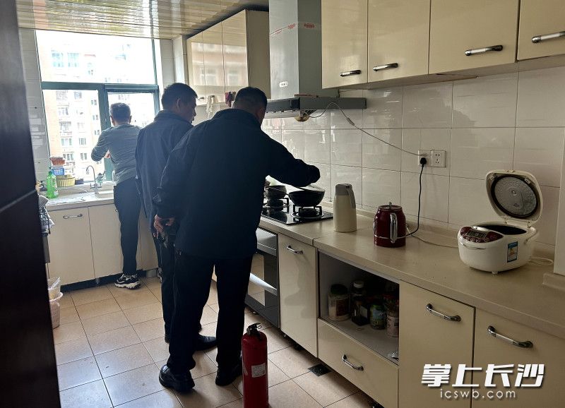 物业工作人员带着灭火器直奔厨房,关闭火源,打开窗户,并用水给烧干的铁锅冷却降温,及时消除了火灾隐患。 社区供图 物业工作人员带着灭火器直奔厨房,关闭火源,打开窗户,并用水给烧干的铁锅冷却降温,及时消除了火灾隐患。 社区供图