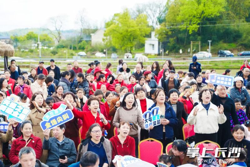 宁乡市大屯营镇“三友”招商恳谈会暨“大屯好声音”总决赛火热启幕，乡亲们放声歌唱热情似火。 均为长沙晚报全媒体记者王志伟摄