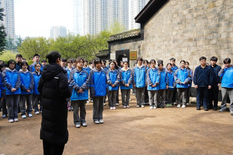 在中共湘区委员会旧址暨毛泽东杨开慧故居,同学们认真聆听讲解员的讲解。 在中共湘区委员会旧址暨毛泽东杨开慧故居,同学们认真聆听讲解员的讲解。