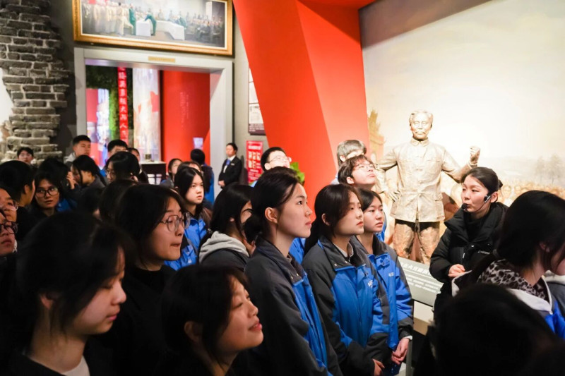 师生们参观了《长岛人歌动地诗——中国共产党长沙历史陈列》和中共湘区委员会旧址暨毛泽东杨开慧故居。 师生们参观了《长岛人歌动地诗——中国共产党长沙历史陈列》和中共湘区委员会旧址暨毛泽东杨开慧故居。