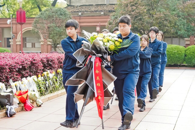 学生代表敬献花篮。均为长沙晚报通讯员 刘敏 李雪莹 供图 学生代表敬献花篮。均为长沙晚报通讯员 刘敏 李雪莹 供图