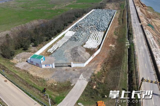 靳江河含浦片区防汛物资储备现场。 均为长沙晚报通讯员向玲娅供图