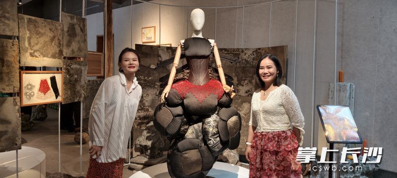 观众在作品前留影。