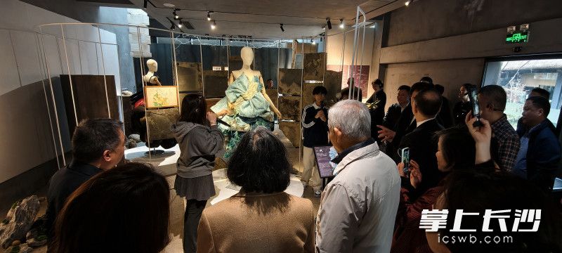 观众围观展览作品。