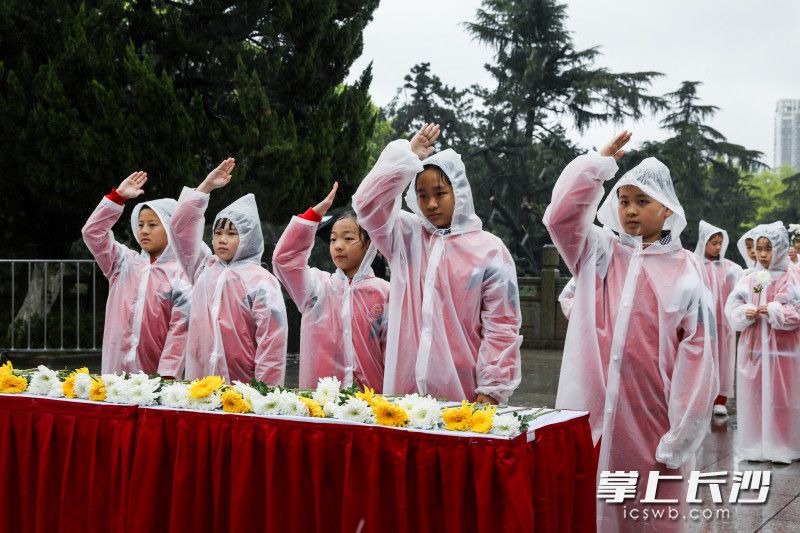 青少年向英烈献花。