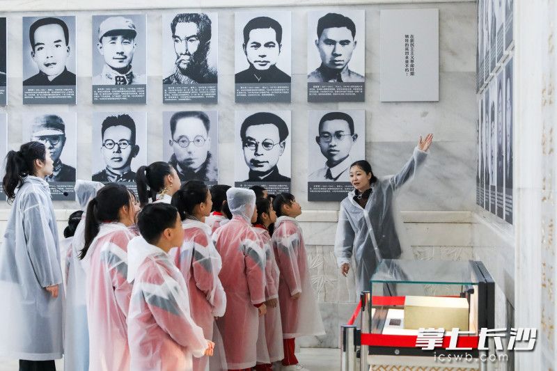 青少年聆听英烈事迹。