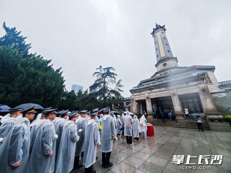 各界群众代表向英烈献花。