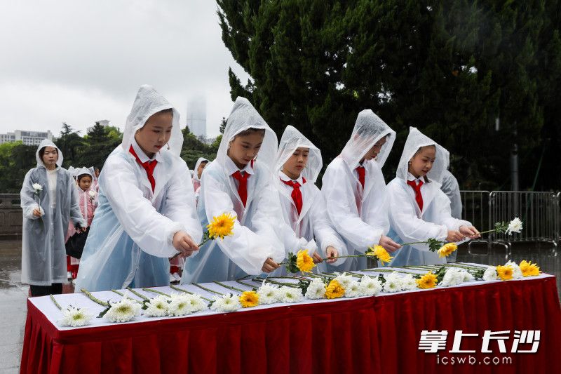 青少年向英烈献花。