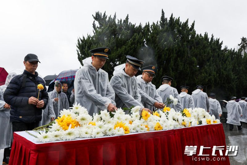 参加活动人员向英烈献花。