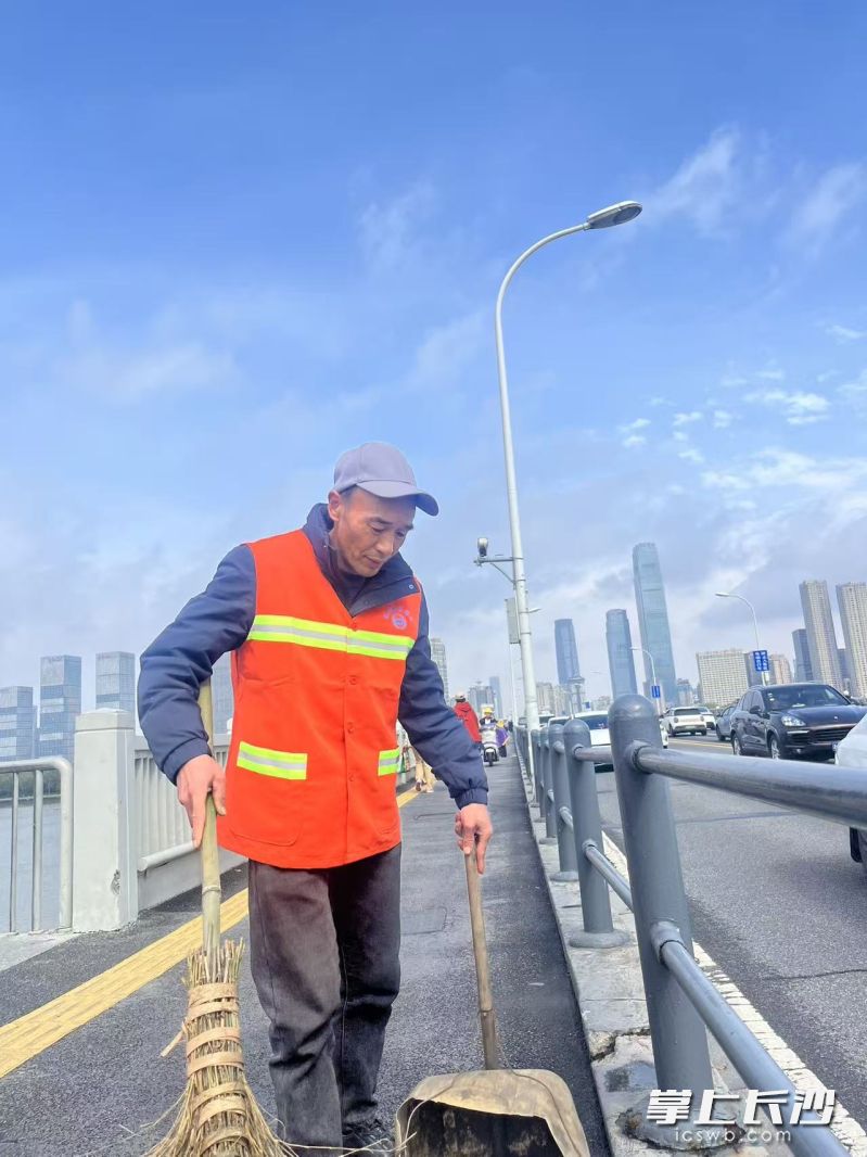 谭建龙在工作中。 长沙晚报全媒体记者 李金 摄