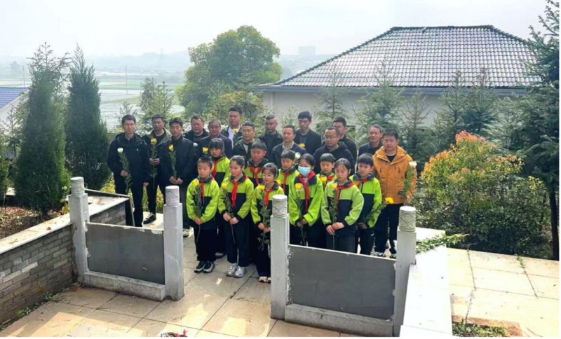 镇村干部、师生代表在邵振维烈士墓前敬献鲜花，共同缅怀革命先烈。