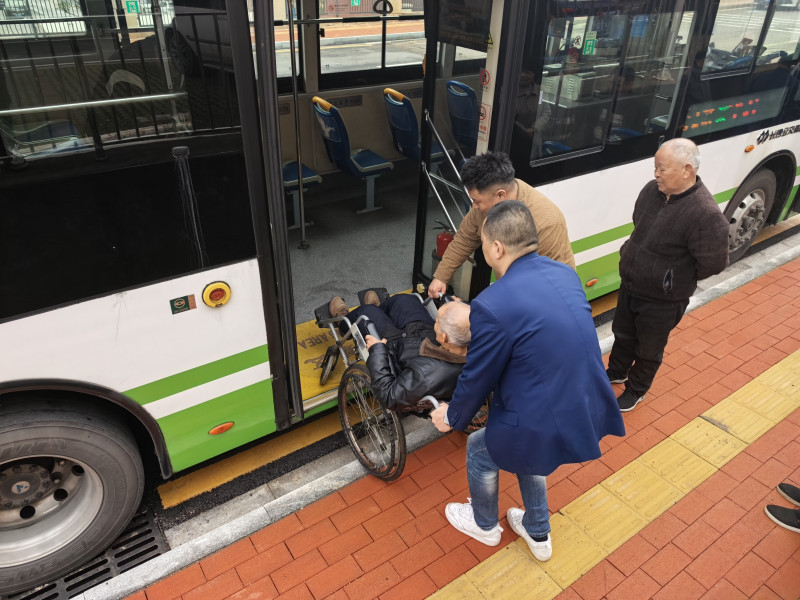 “敬老爱老专线”的人性化设计,让老年乘客可抬脚就上车。 “敬老爱老专线”的人性化设计,让老年乘客可抬脚就上车。