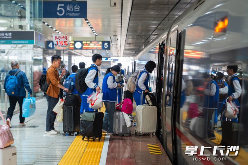 今年清明，客流以“祭扫踏青、探亲短途”出行为主，叠加研学出行、家庭出游，且今年是湖南部分地区实行春假制度的第一年，形成连休6天的周期，带动出行需求集中释放。