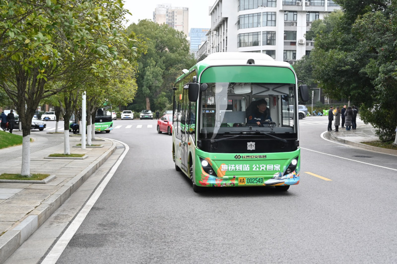 如今,城区“地铁微巴”拓展至25条,进一步强化了公交与地铁的接驳。 均为通讯员供图 如今,城区“地铁微巴”拓展至25条,进一步强化了公交与地铁的接驳。 均为通讯员供图