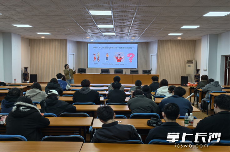 专业老师教长沙理工大学城南学院的学生如何打造“黄金简历”。