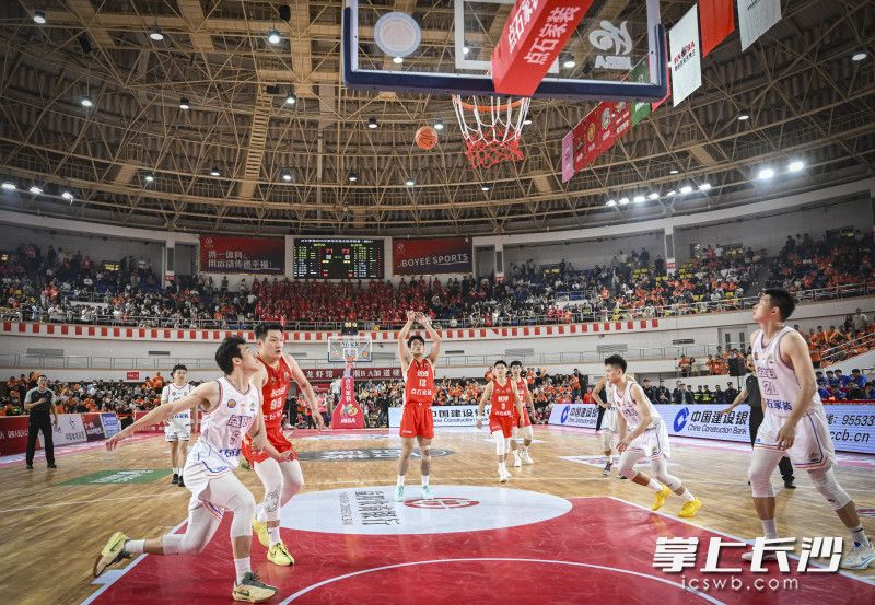 依靠杨凯诚的关键两罚，长沙队在客场73比71险胜对手。