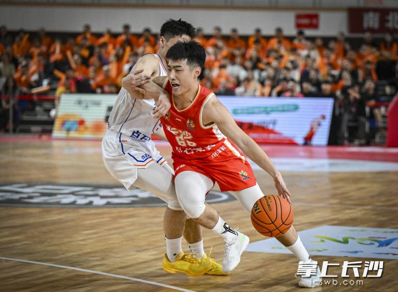 长沙队全场比赛遭到益阳队顽强防守。
