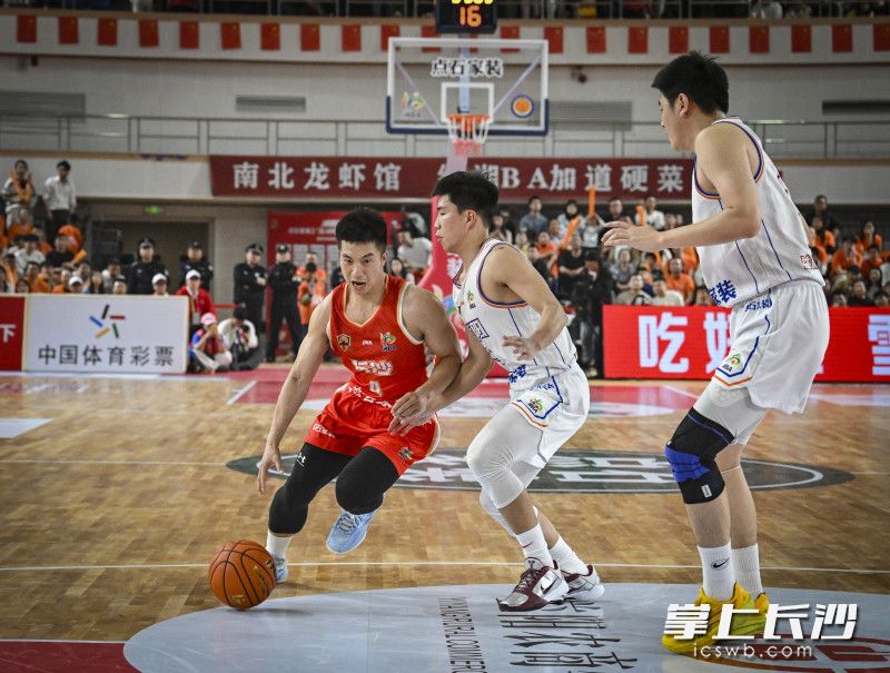 长沙队卢佳宁带球突破。