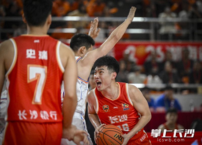 长沙队篮下强打。
