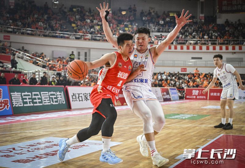 长沙队卢佳宁突破。