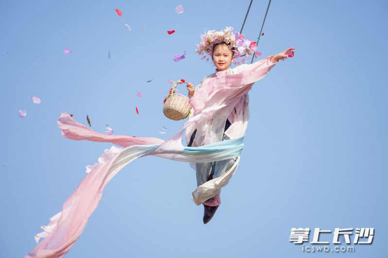 游客体验“天外飞仙”。  均为长沙晚报全媒体记者邓迪摄