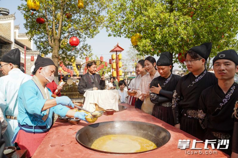 员工从服务者变为“盛唐剧中人”，让景区不再只是风景，更是一场真实穿越。