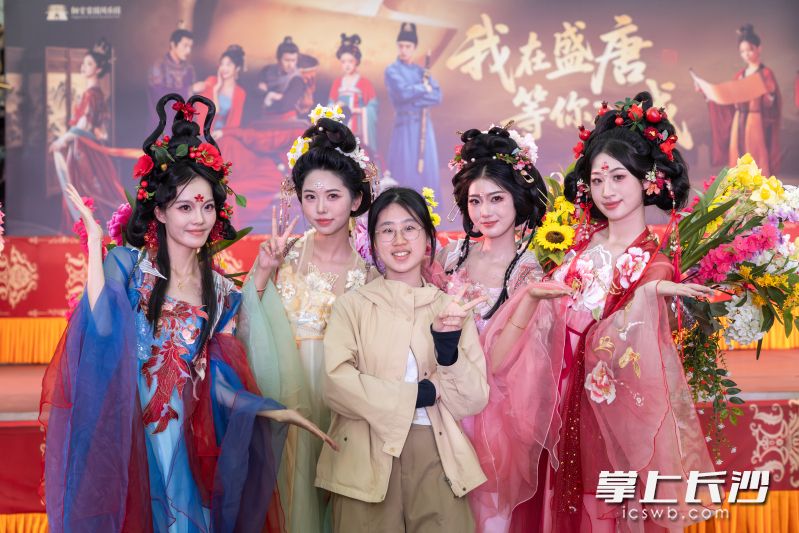 专业花神NPC盛装出行，与游客互动合影，尽显国风仪式感。