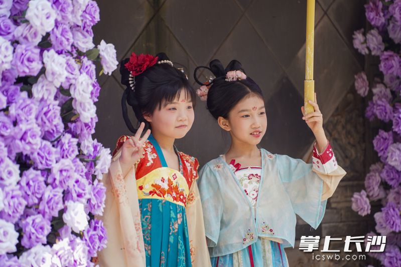 孩子们开心留影。