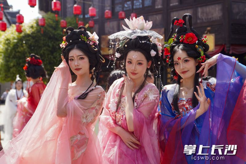 换上华服，留下美照。