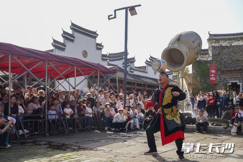 杂技、戏法引得观众拍手叫好。