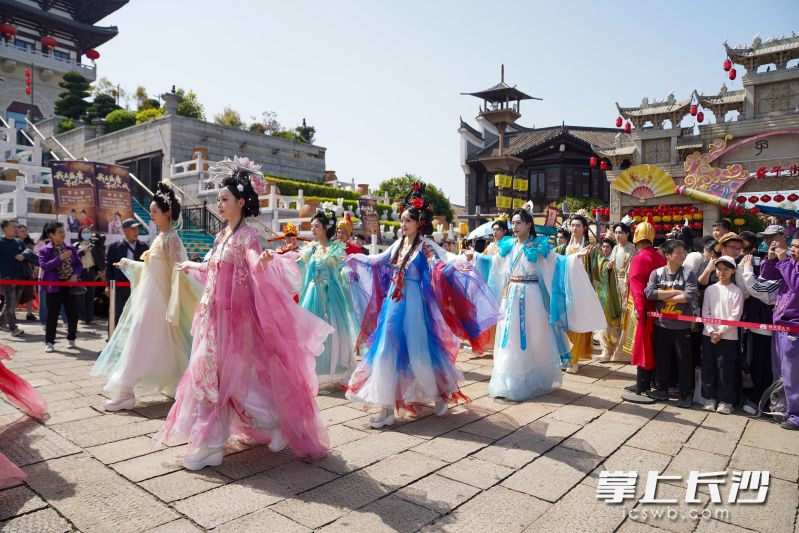 全体工作人员身着唐风汉服全域上岗。