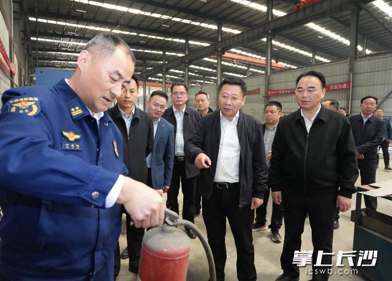 陈博彰在高星物流园市场区检查督导。 均为长沙晚报全媒体记者 邹麟 摄 陈博彰在高星物流园市场区检查督导。 均为长沙晚报全媒体记者 邹麟 摄